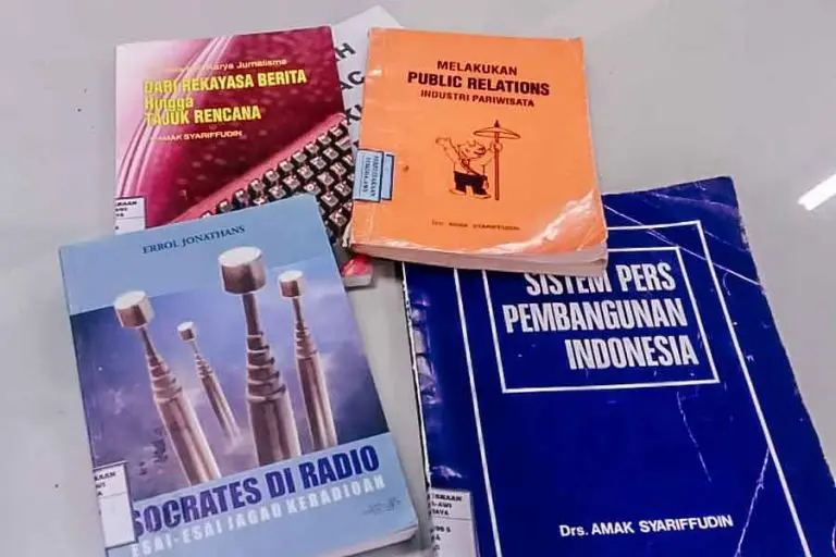 Buku-buku karya wartawan legendaris alumni Stikosa AWS di Perpustakaan Stikosa AWS.