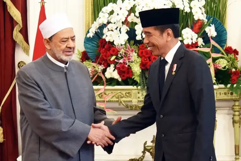 Presiden RI Joko Widodo menyambut Grand Syekh Al Azhar, Prof. Ahmed Mohammed Ahmed Al-Thayeb, di Istana Merdeka (foto: Dok Humas Setkab)