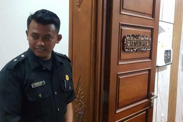 Suasana gedung DPRD Jatim di Jl Indrapura, Surabaya tampak sepi. Hanya ada petugas Pamdal serta beberapa staf dewan (foto: Gegeh Bagus Setiadi | prapanca.id)