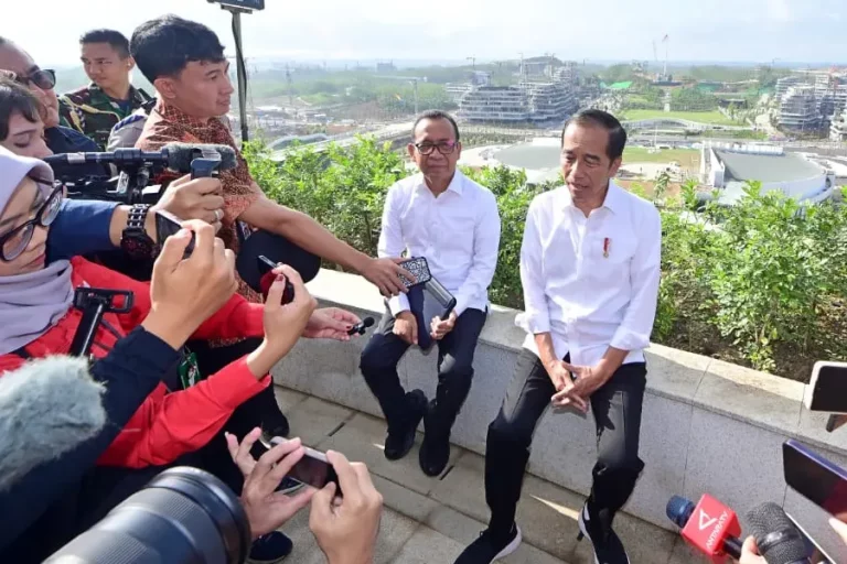 Presiden Joko Widodo saat memberikan keterangan di depan awak media (foto: Dok BPMI Setpres)