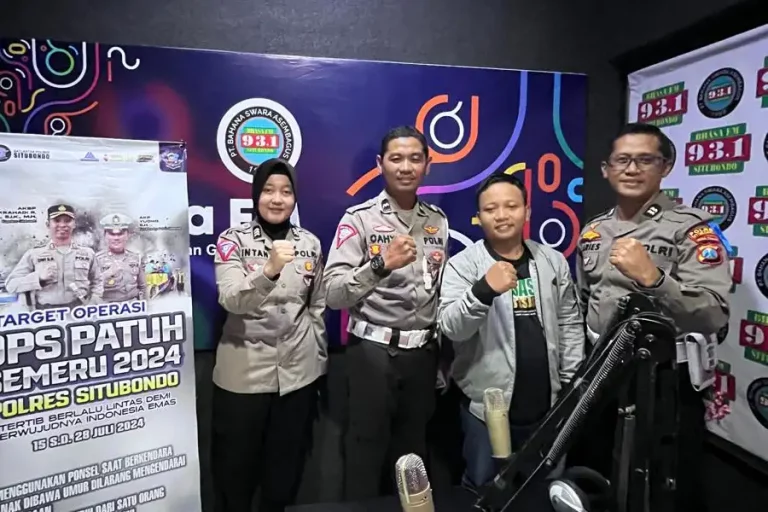 Satlantas Polres Situbondo Polda Jatim usai talk show di Radio Bhasa FM Situbondo (foto: Dok Humas Polri)