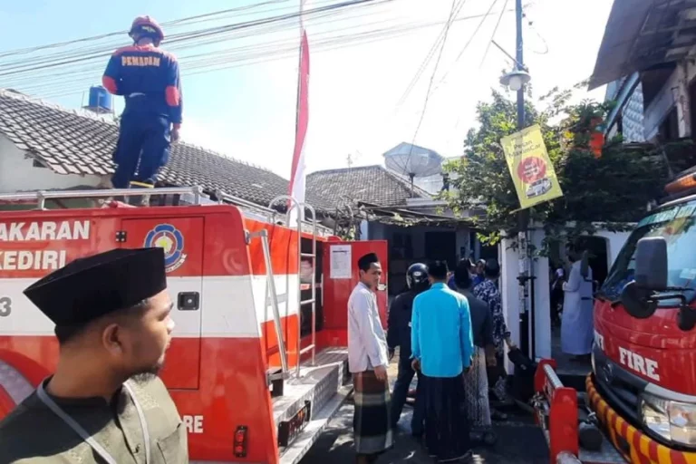 Kebakaran di sebuah rumah dalam kawasan Ponpes Lirboyo, Kota Kediri