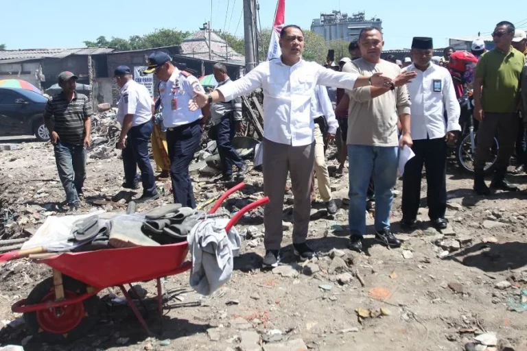 Wali Kota Eri Cahyadi saat sidak Pasar Loak Dupak, Surabaya