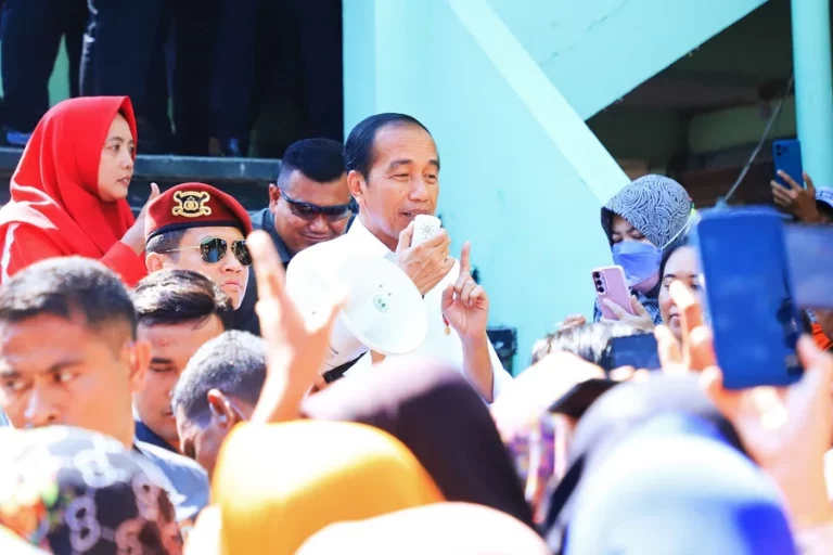 Presiden Jokowi di Pasar Soponyono, Surabaya