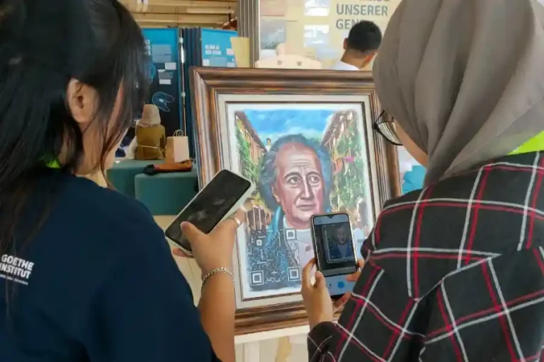 Pengunjung menikmati lukisan QR Art Johann Wolfgang von Goethe