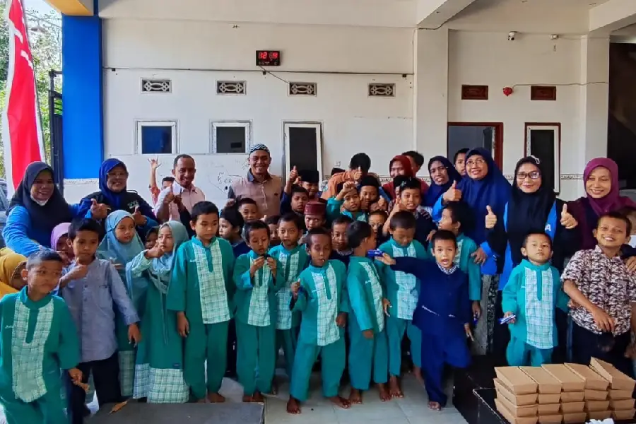 Pembagian hasil donasi di Griya Yatim, Sidoarjo