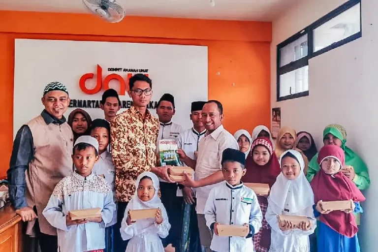 Pembagian makan siang gratis dari IKA Stikosa AWS di Panti Asuhan Istiqomah, Sidoarjo