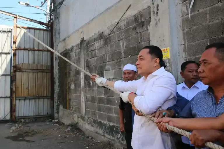 Pembongkaran tembok Jalan Tambak Wedi Baru