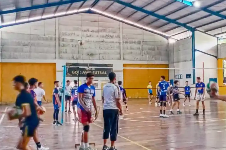 Tim bola voli saat latihan di GOR Stikosa AWS, Surabaya