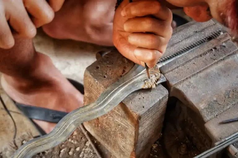 Foto perajin keris di Sumenep karya Fajar Mujianto, warga Surabaya, Juara 1 Lomba Foto Harmoni Jawa Timur Tahun 2024 yang diselenggarakan PT Petrogas Jatim Utama (Perseroda).