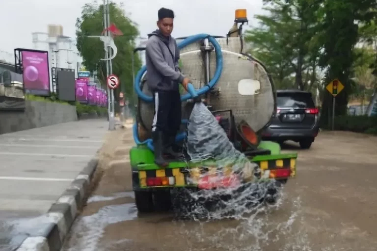 Penyiraman intensif yang dilakukan Pemkot Surabaya untuk meminimalisir debu dampak proyek pengaspalan