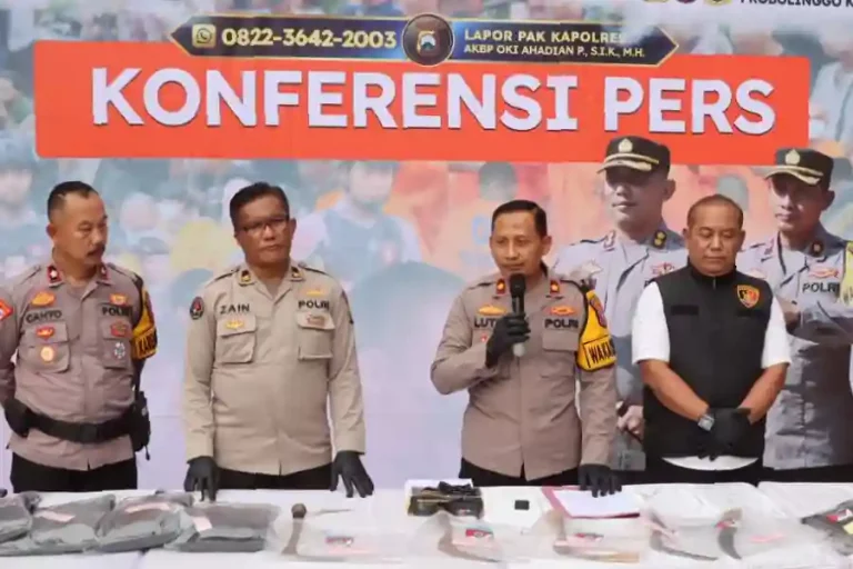 Konferensi pers di Polres Probolinggo Kota