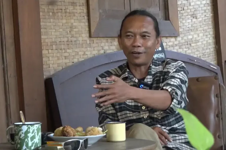 M. Zurqoni saat menjadi host di Podcast Rasan-rasan Jineman (foto: Dok Beritajatim TV)