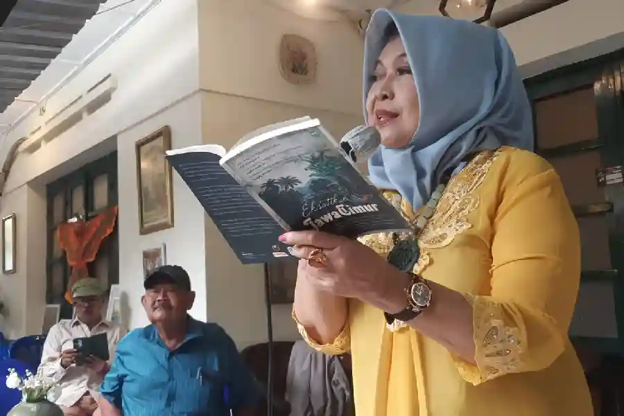 Nunung Harso, pelukis dan mantan anggota DPRD Surabaya saat membaca puisi karyanya